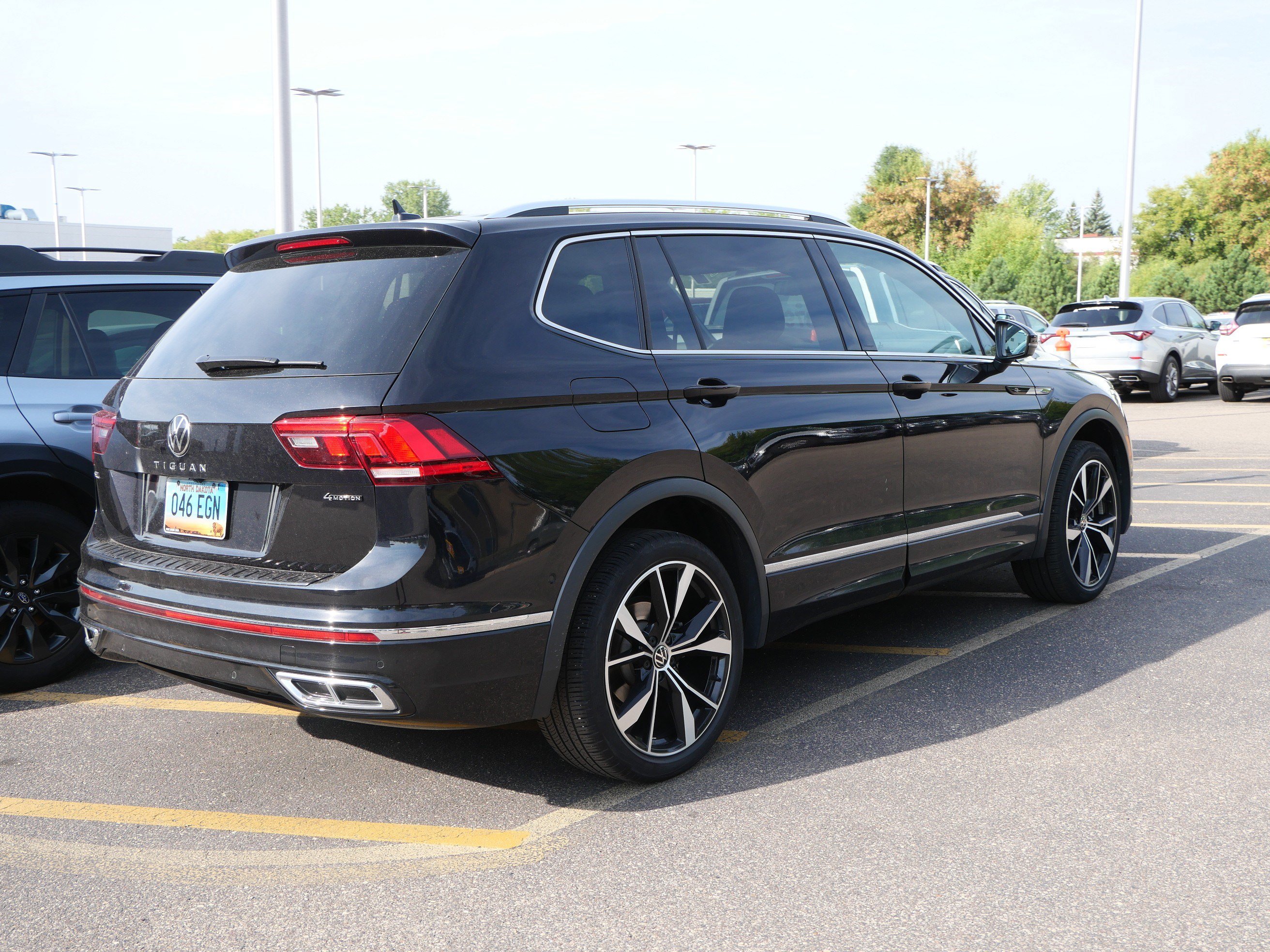 Used 2024 Volkswagen Tiguan SEL R-Line AWD/4WD image 5