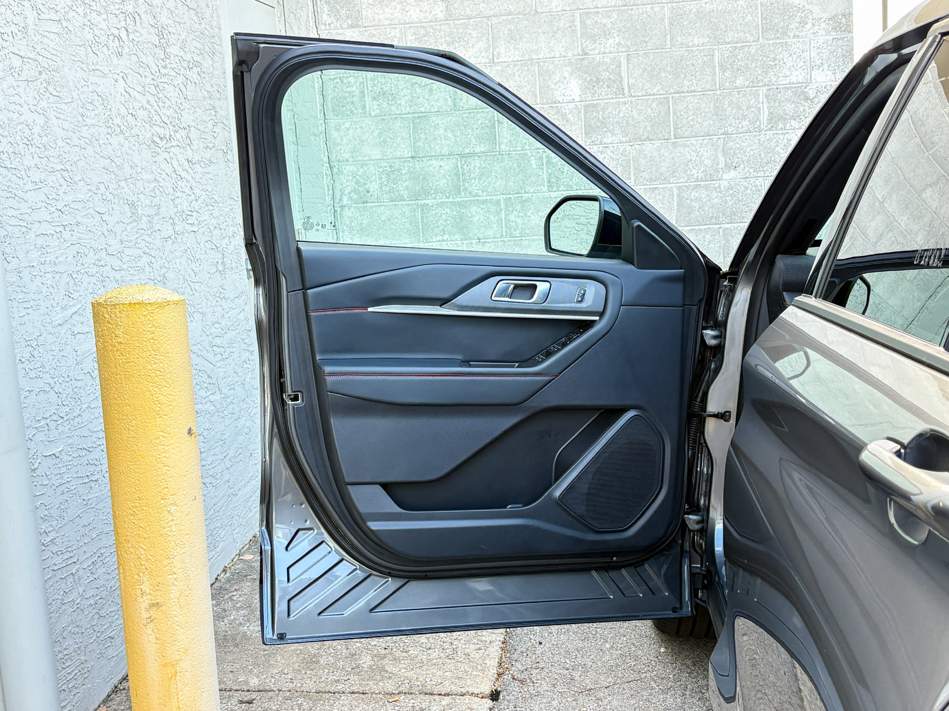 Used 2025 Ford Explorer ST-Line w/ ST-Line Street Pack AWD/4WD image 11