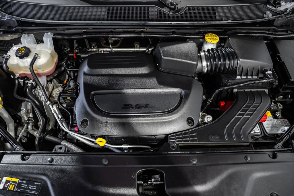 Used 2025 Chrysler Pacifica Select image 22