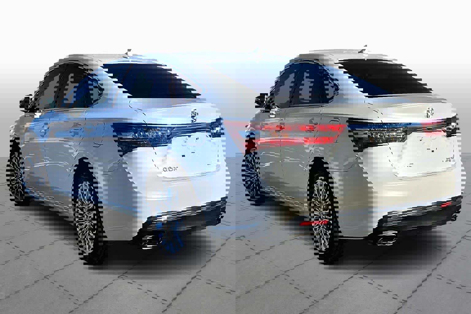 Used 2018 Toyota Avalon Limited image 11