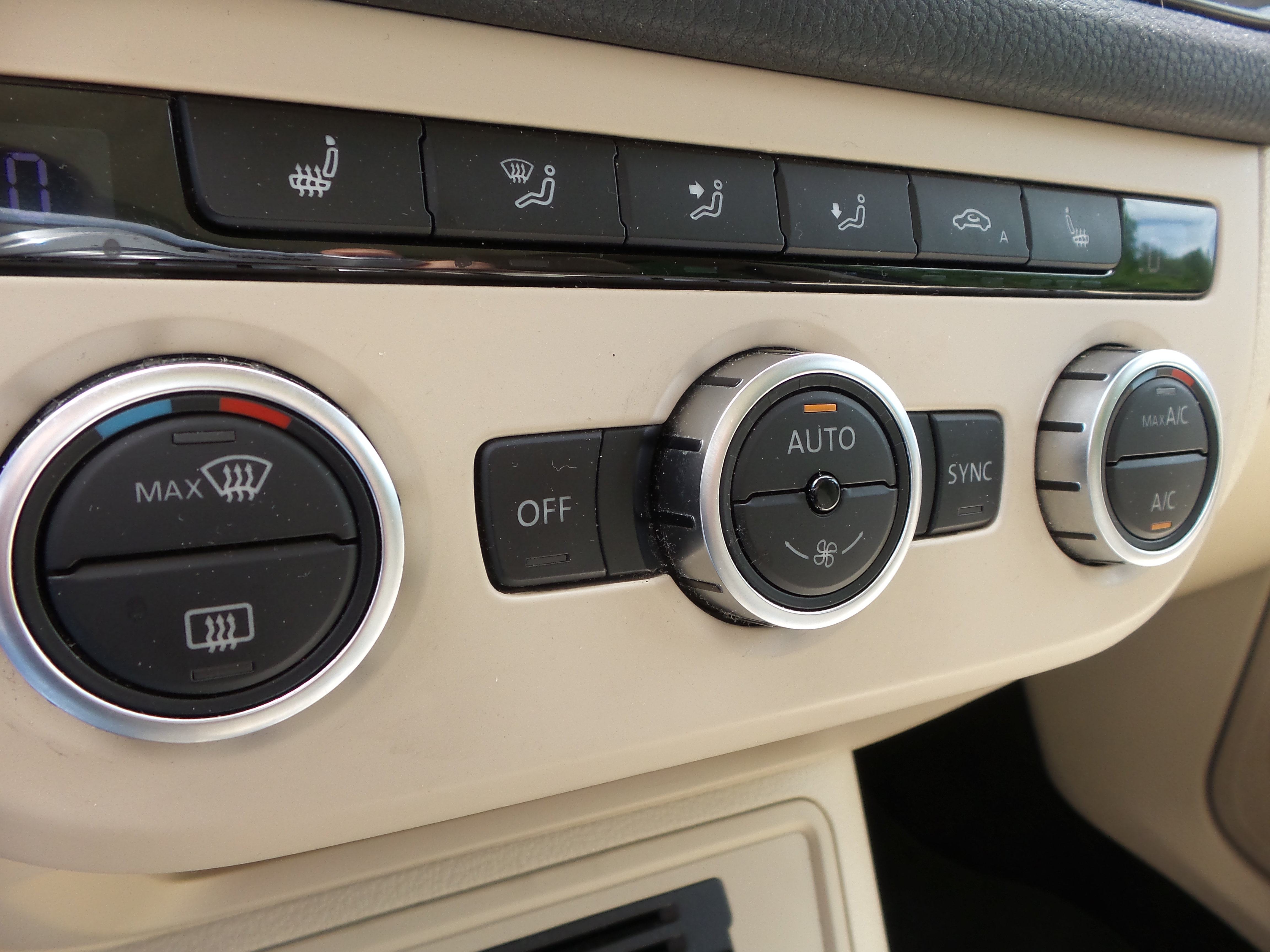 Used 2015 Volkswagen Tiguan SEL FWD image 16