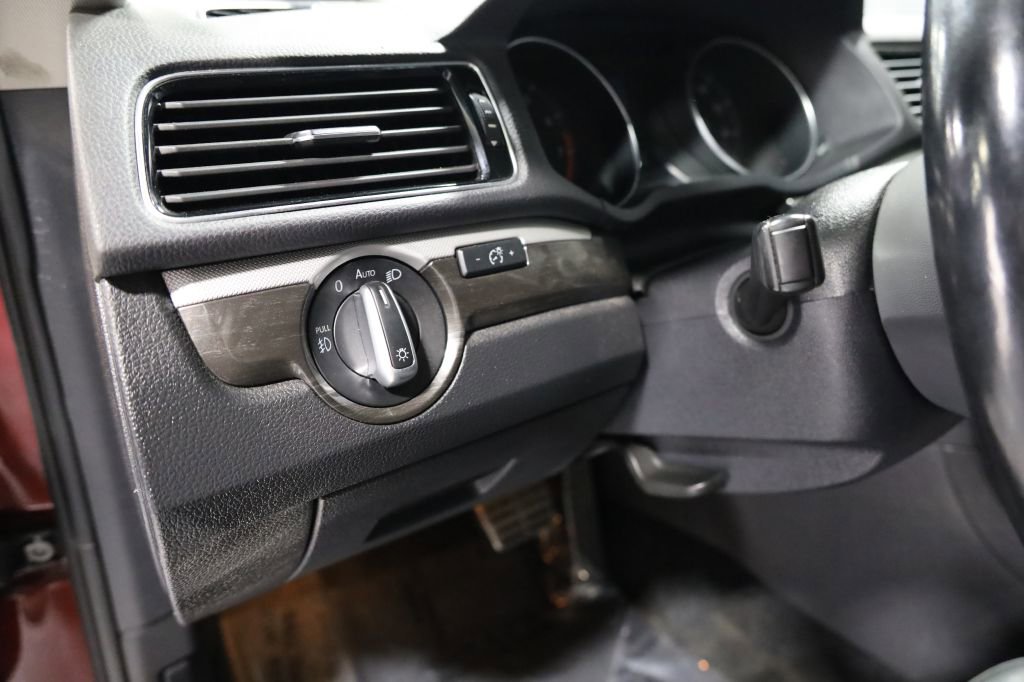 Used 2017 Volkswagen Passat 1.8T SEL Premium image 22