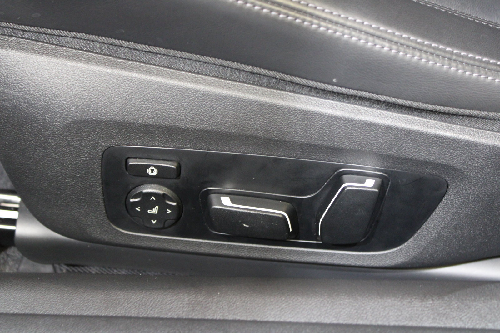 Used 2025 BMW M4 Competition RWD image 25