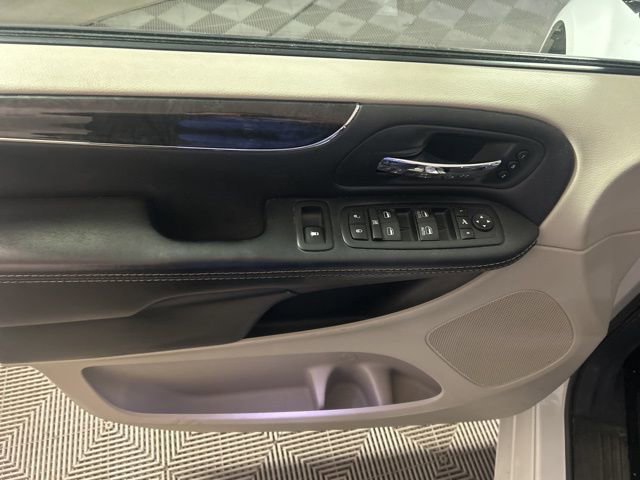 Used 2015 Chrysler Town & Country Limited Platinum image 4