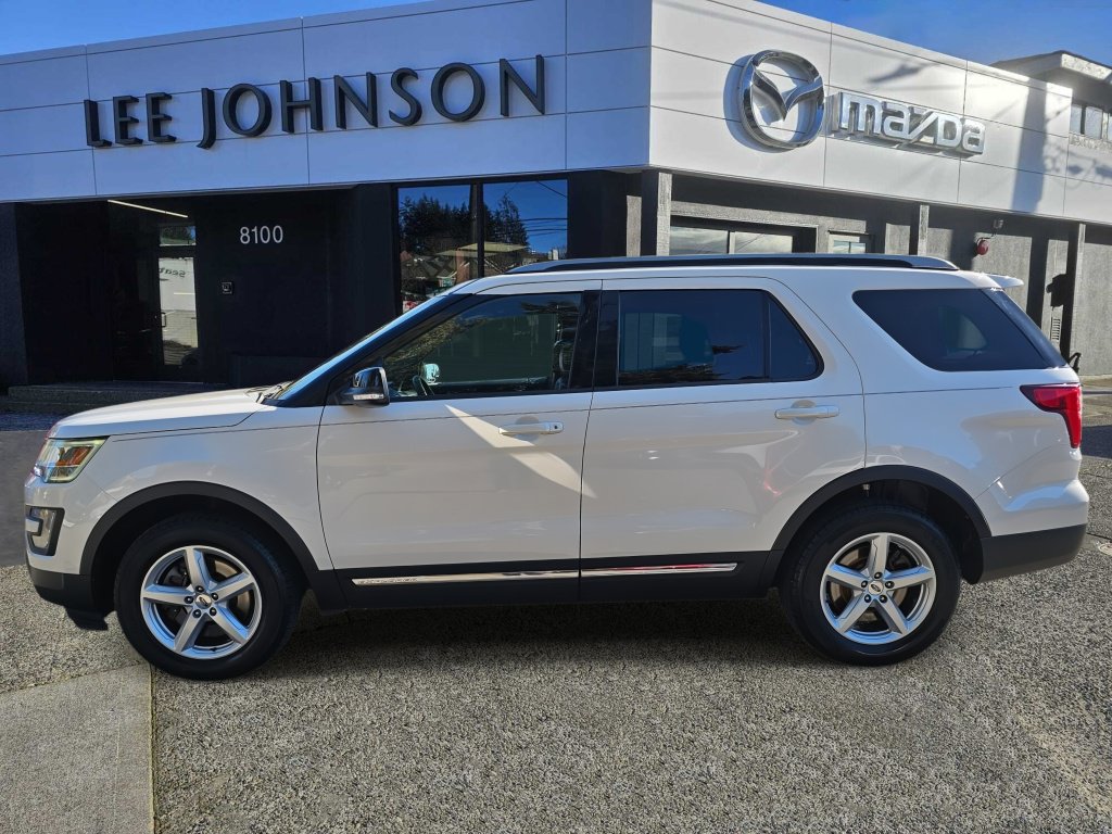 Used 2017 Ford Explorer XLT w/ Equipment Group 202A AWD/4WD image 2