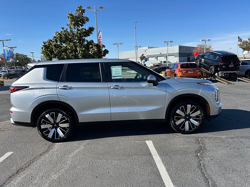 Used 2025 Mitsubishi Outlander SE FWD image 6