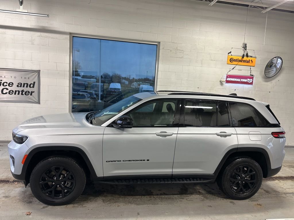 Used 2024 Jeep Grand Cherokee Altitude image 2