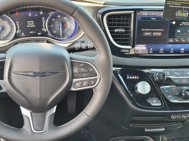 Used 2025 Chrysler Pacifica Select FWD image 9