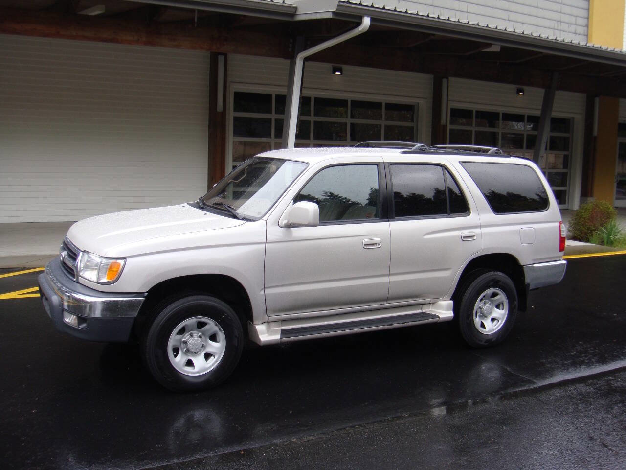 Used 2000 Toyota 4Runner SR5 image 1
