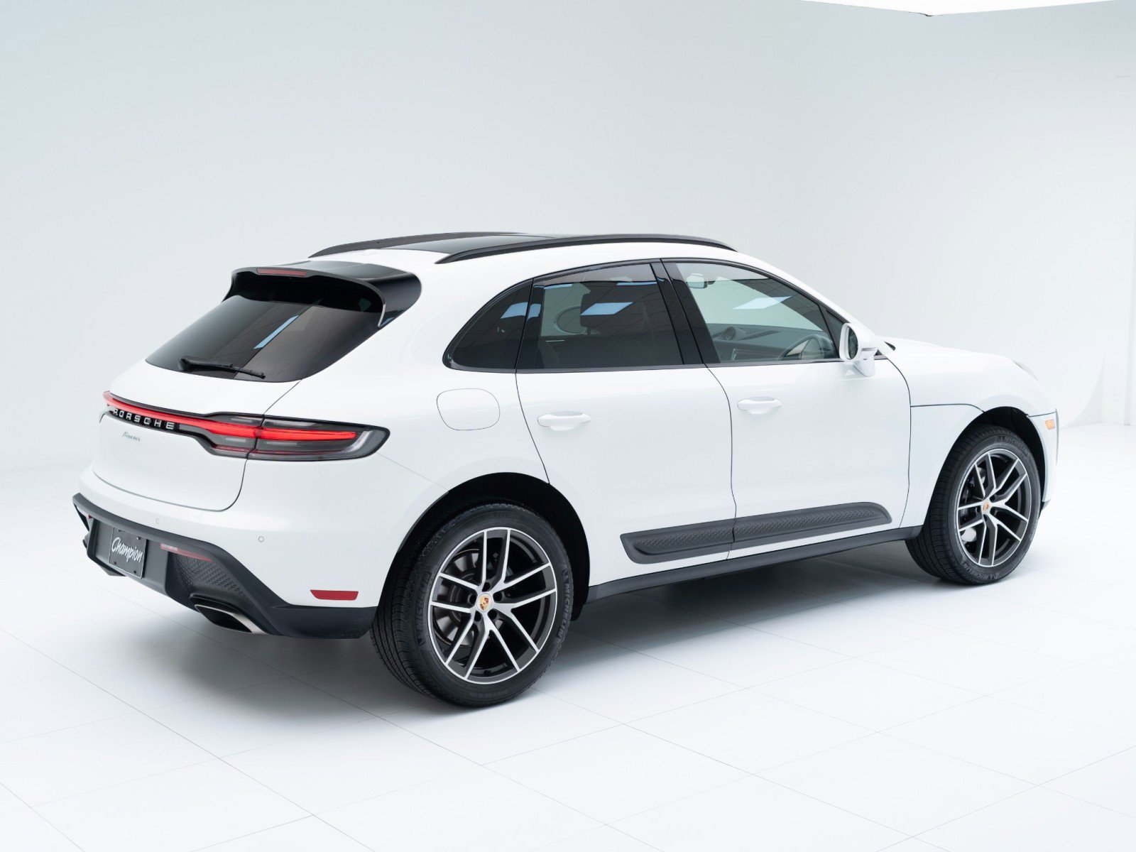 Certified 2025 Porsche Macan image 9