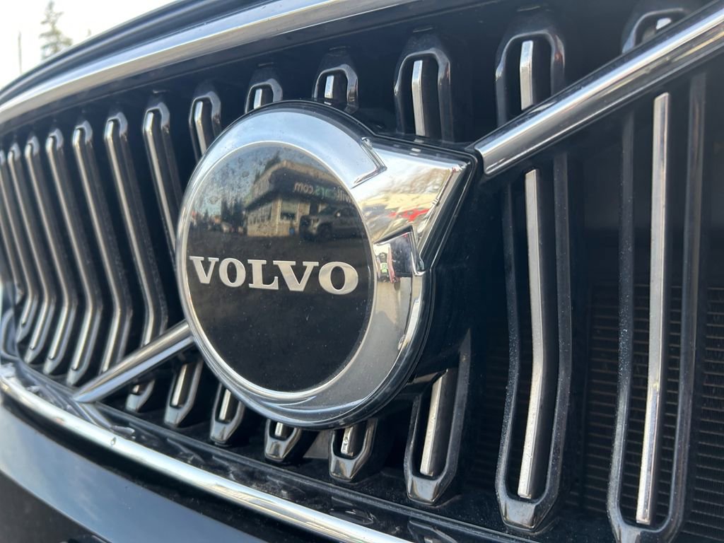 Used 2023 Volvo XC40 B5 Plus image 31
