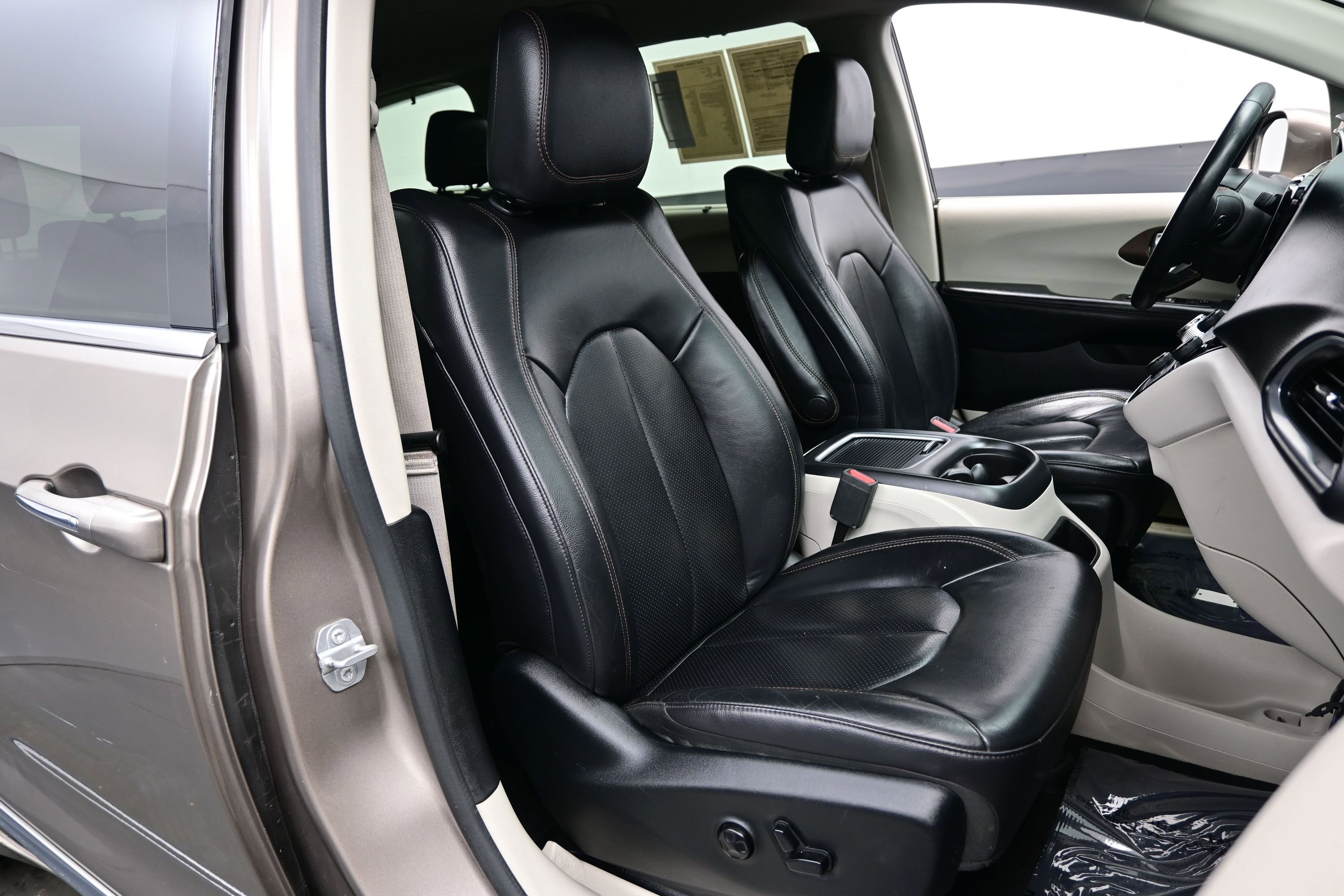 Used 2018 Chrysler Pacifica Touring-L Plus w/ Advanced Safetytec Group FWD image 13
