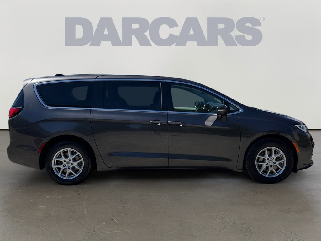 Used 2023 Chrysler Pacifica Touring-L FWD image 8