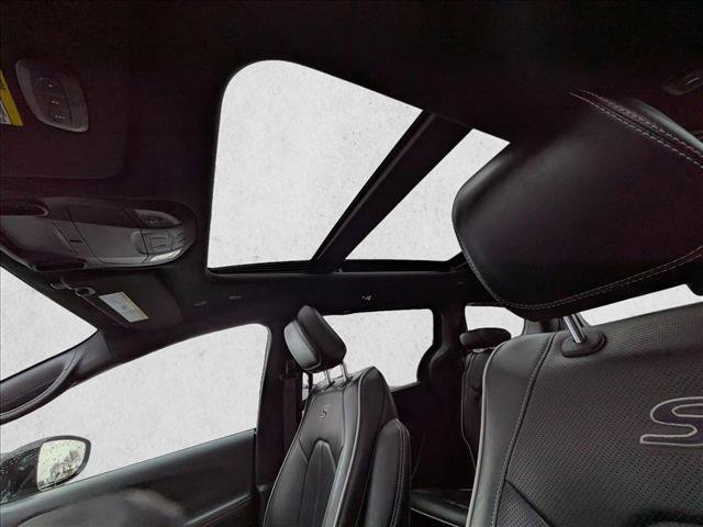 Used 2025 Chrysler Pacifica Limited image 14