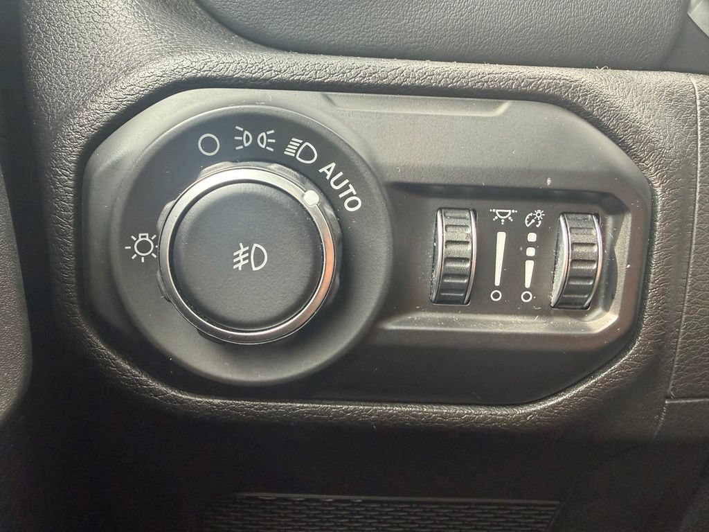 Used 2020 Jeep Wrangler Unlimited Sahara AWD/4WD image 30