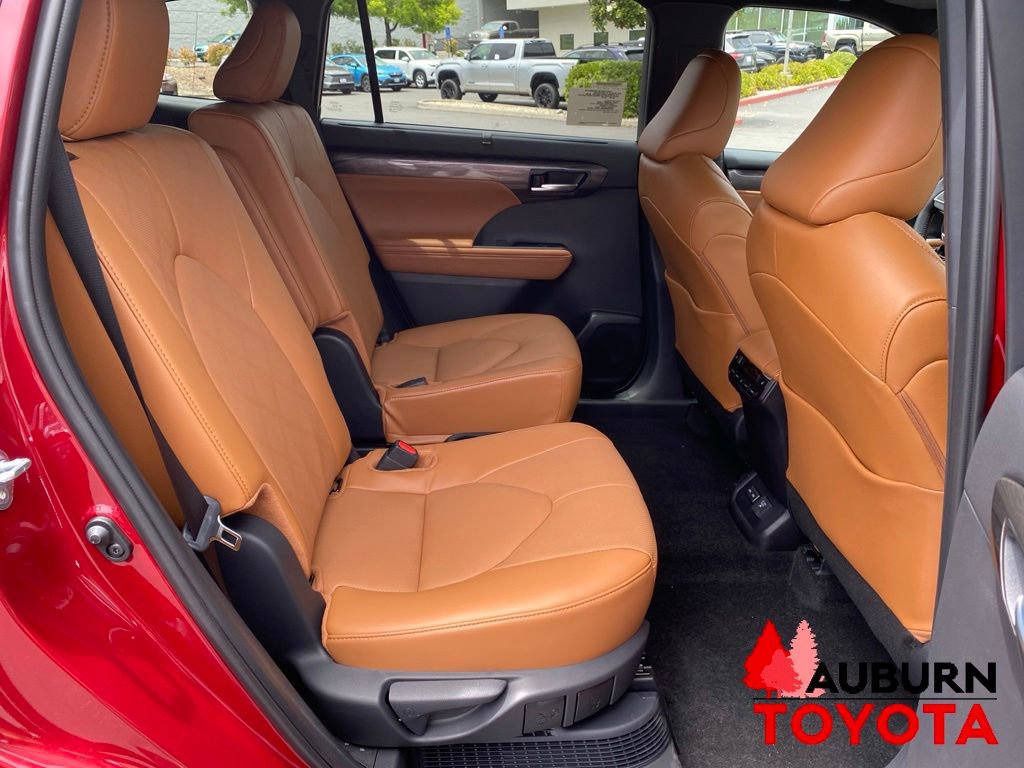 New 2026 Toyota Highlander Platinum AWD/4WD image 18