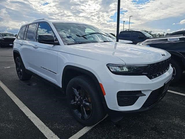 Used 2023 Jeep Grand Cherokee Altitude AWD/4WD image 2