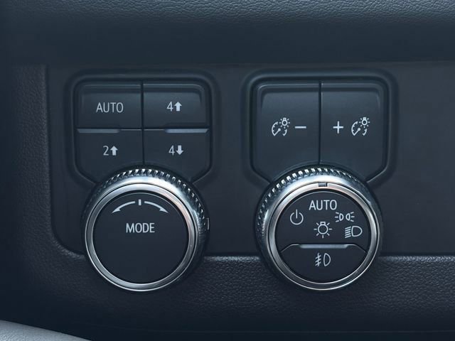 Used 2023 GMC Yukon XL AT4 w/ Technology Package image 5