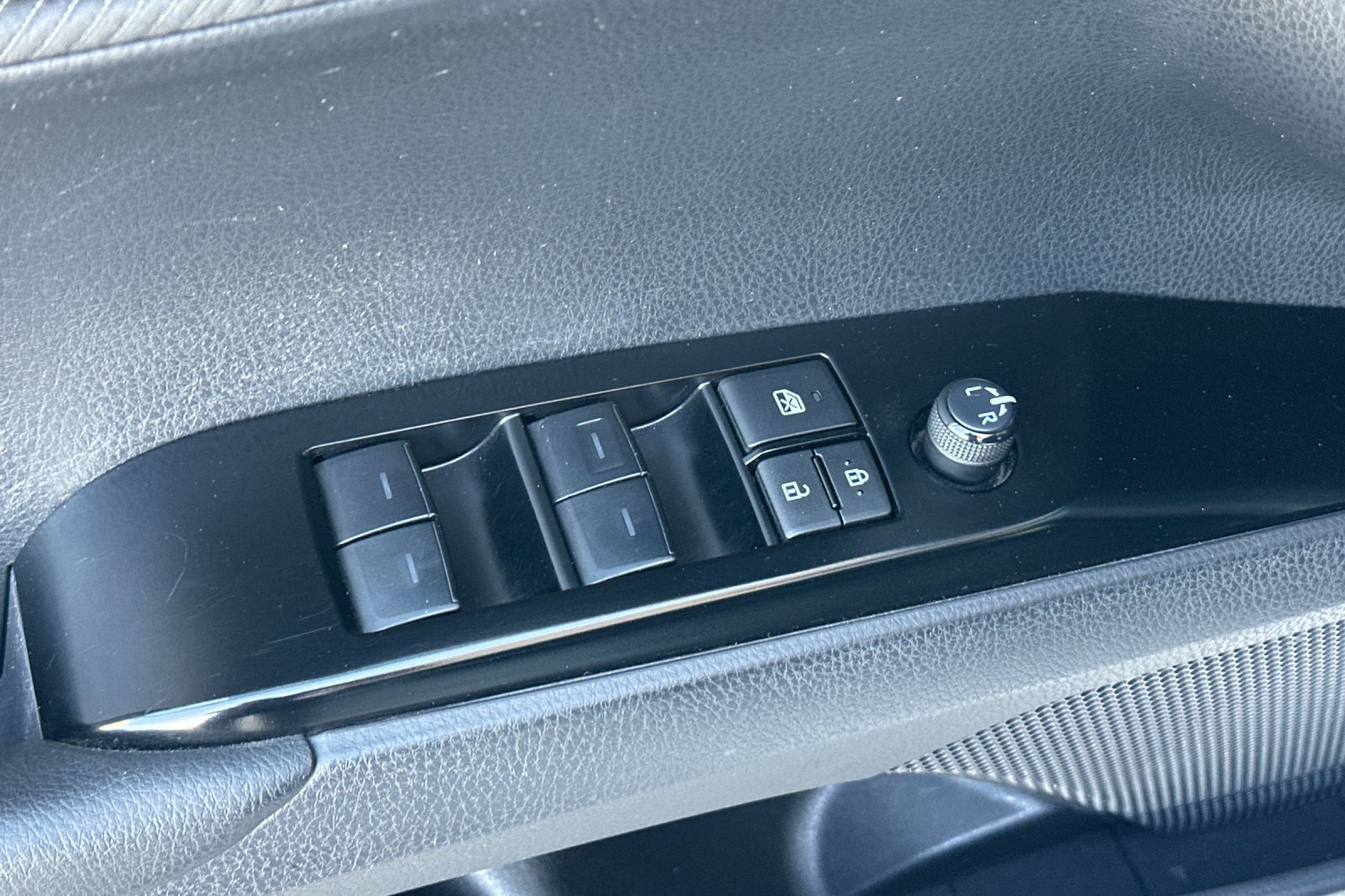 Used 2025 Toyota Camry SE w/ Multimedia Upgrade Package FWD image 12