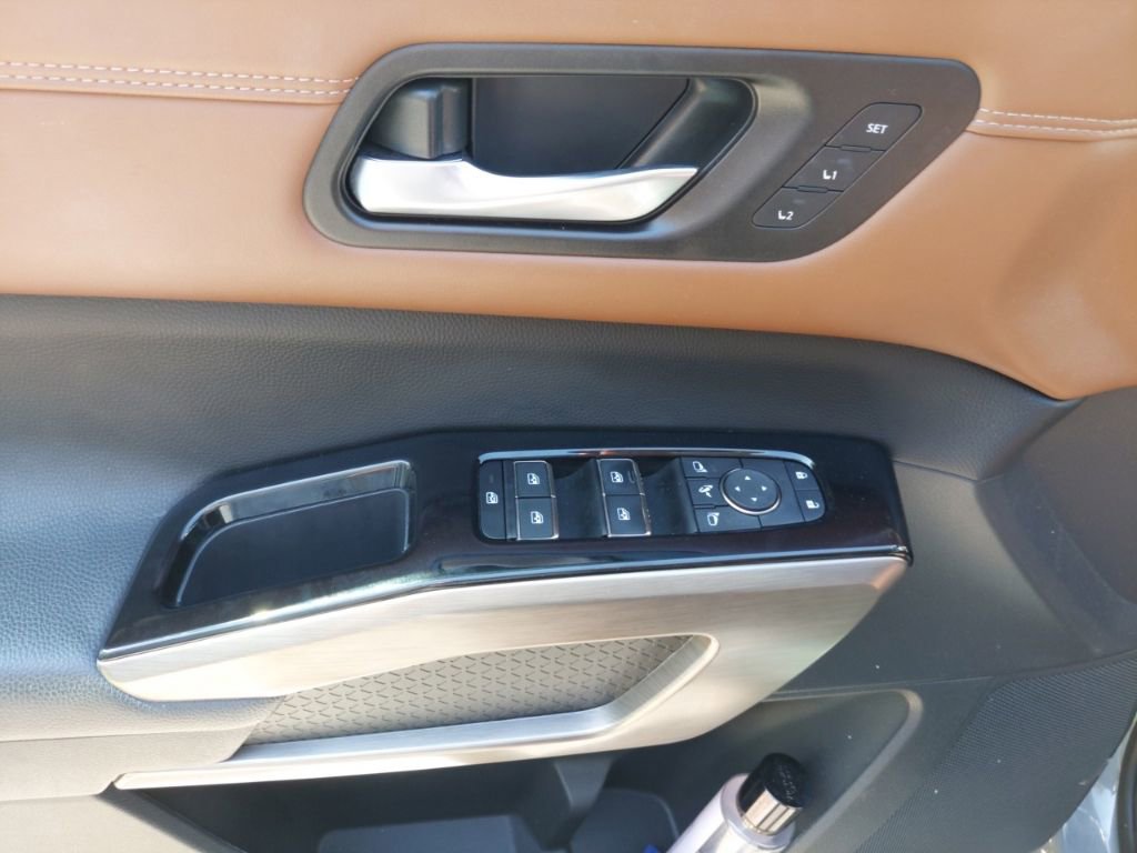 Used 2024 Nissan Pathfinder Platinum AWD/4WD image 10