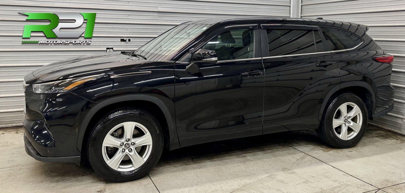 Used 2023 Toyota Highlander LE image 1