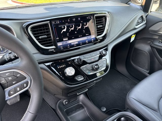 New 2027 Chrysler Pacifica Select FWD image 24