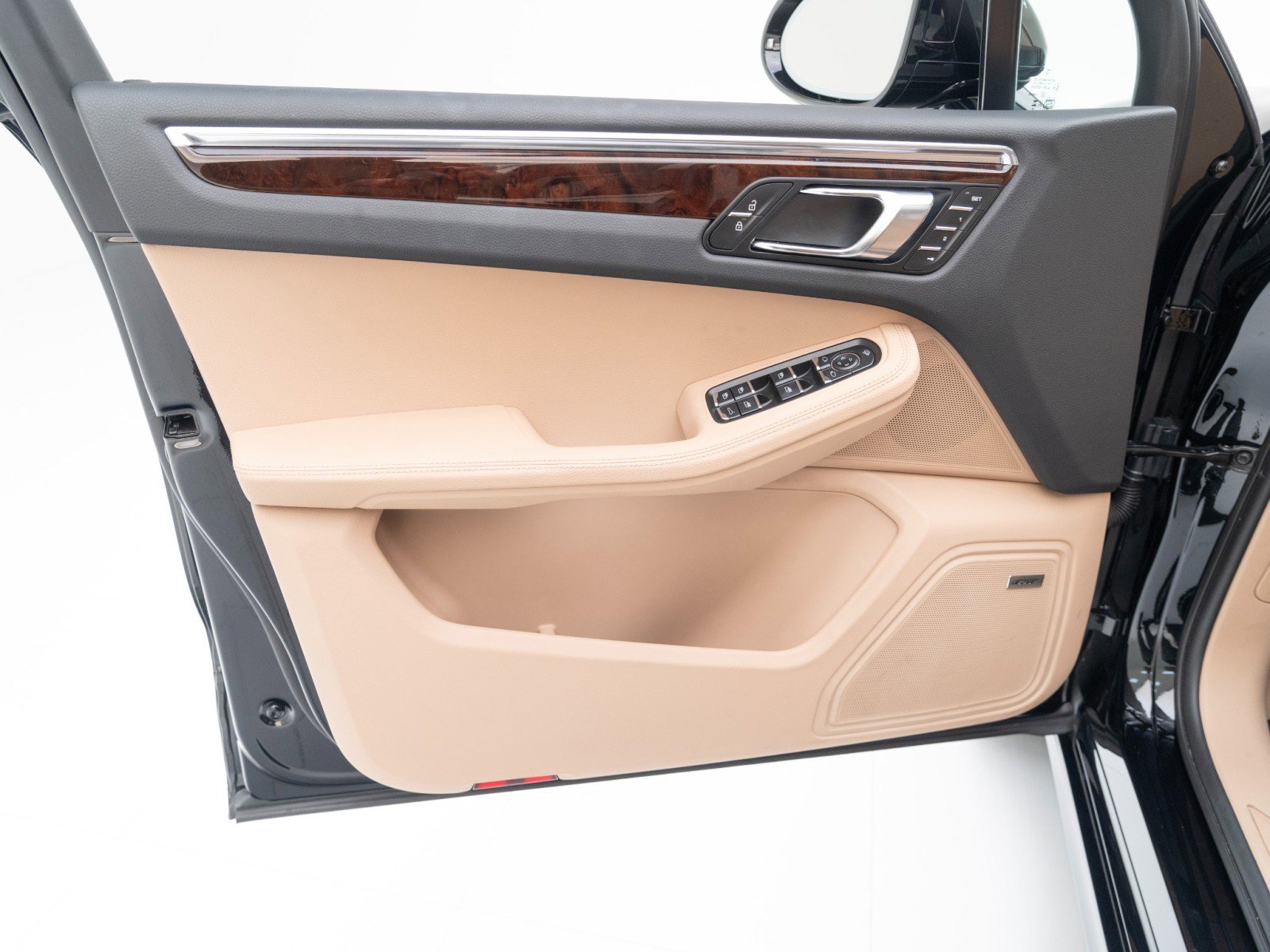 Certified 2025 Porsche Macan AWD/4WD image 21