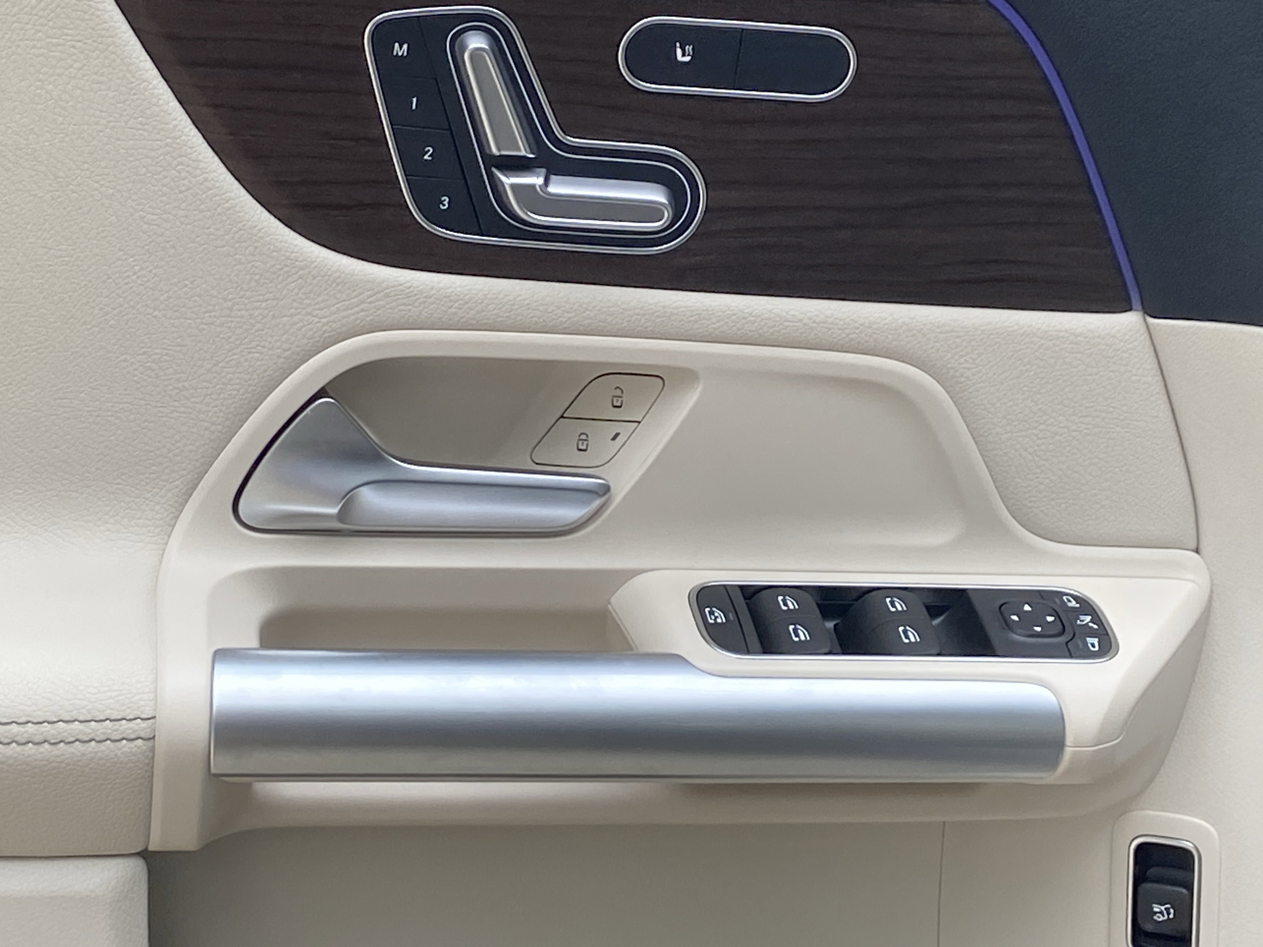 Certified 2025 Mercedes-Benz GLA 250 4MATIC image 17