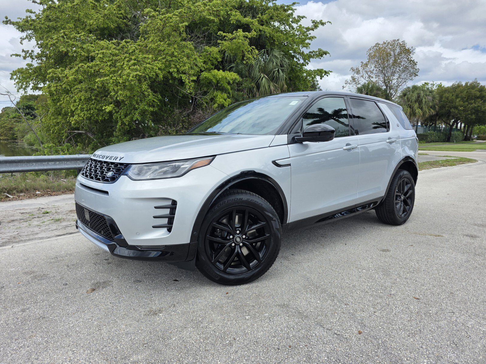 New 2026 Land Rover Discovery Sport Landmark AWD/4WD image 1