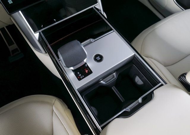 New 2026 Land Rover Range Rover SE image 13