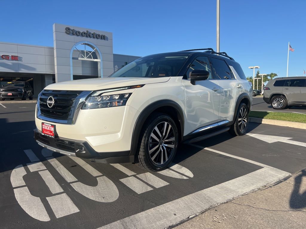Used 2023 Nissan Pathfinder Platinum w/ Cargo Package AWD/4WD image 3