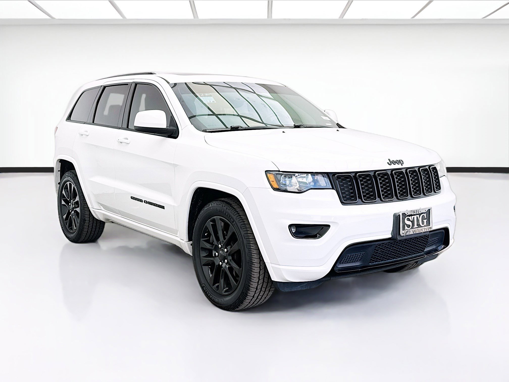 Used 2019 Jeep Grand Cherokee Altitude RWD image 3