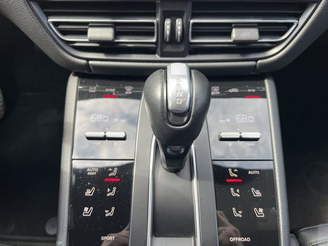 Used 2023 Porsche Macan Turbo AWD/4WD image 18
