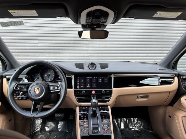 Certified 2025 Porsche Macan image 13