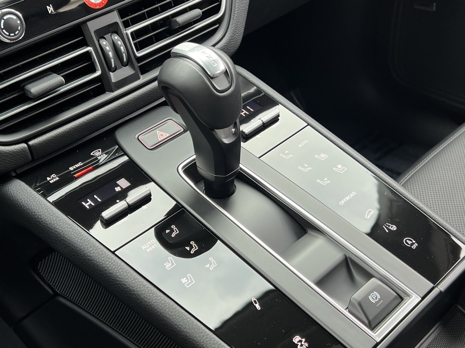 Certified 2025 Porsche Macan Turbo image 30