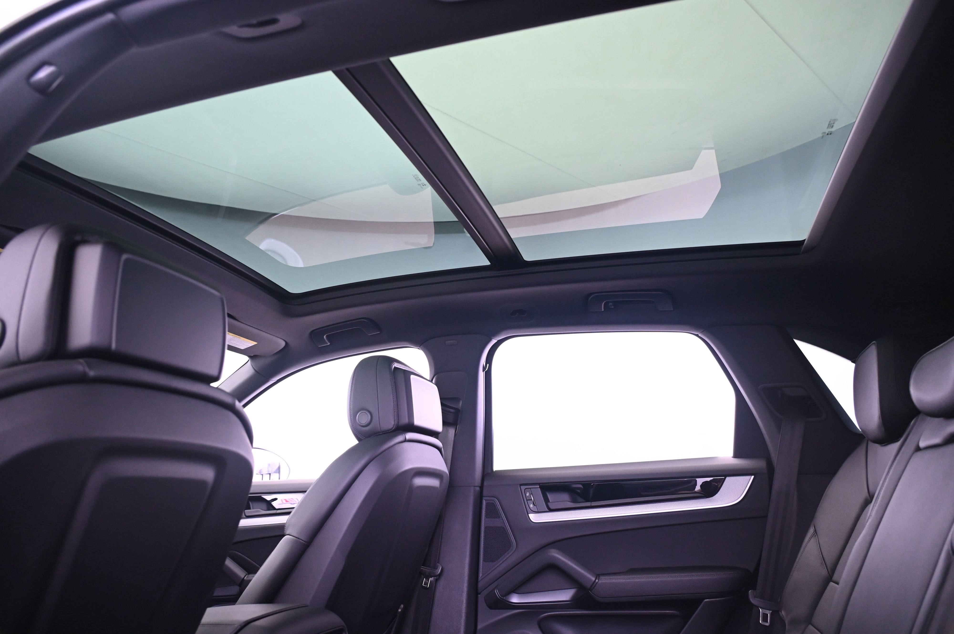 Certified 2025 Porsche Cayenne image 34