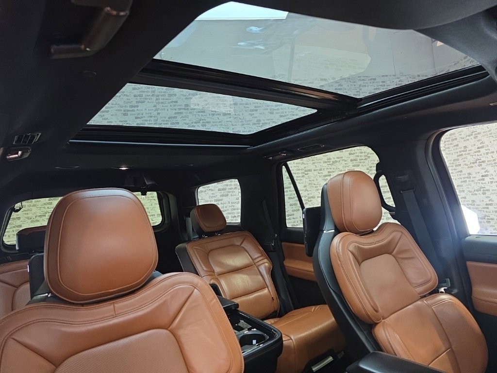 Used 2019 Lincoln Navigator Reserve image 17