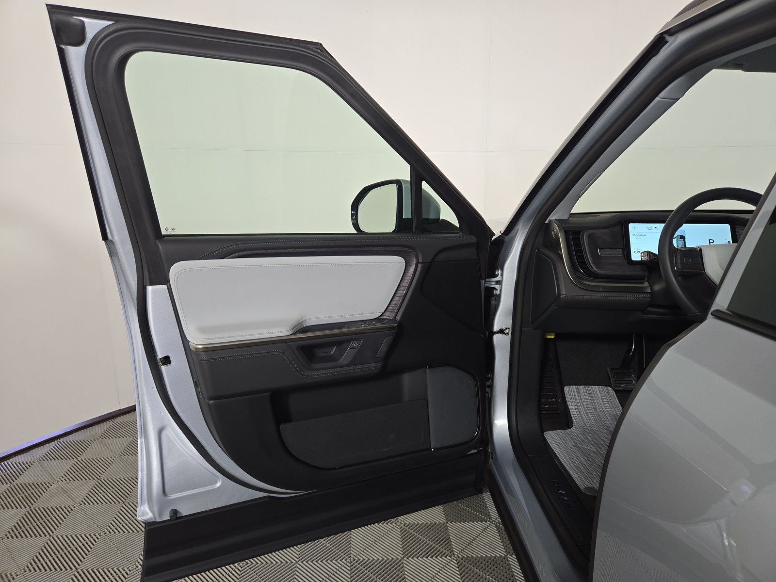 Used 2025 Rivian R1S Adventure AWD/4WD image 16