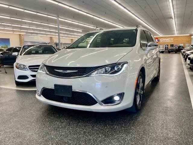 Used 2019 Chrysler Pacifica Limited w/ Tire & Wheel Group FWD image 2