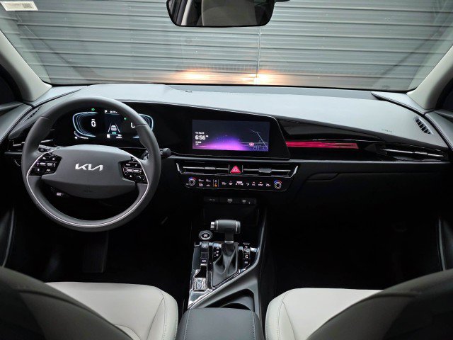 Used 2024 Kia Niro EX FWD image 12