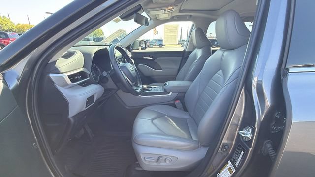 Used 2022 Toyota Highlander XLE AWD/4WD image 32