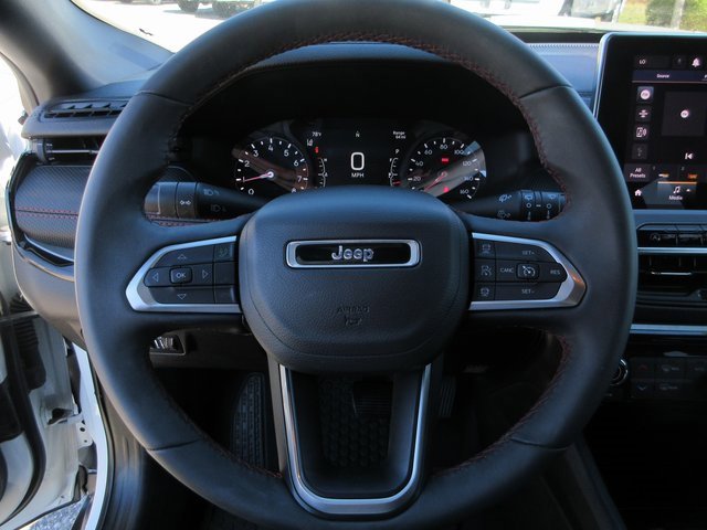 Used 2025 Jeep Compass Trailhawk image 12