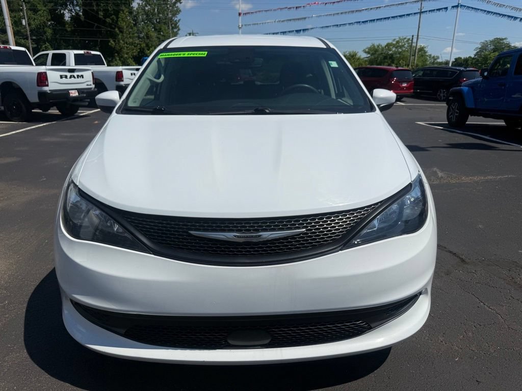 Used 2023 Chrysler Voyager LX FWD image 3
