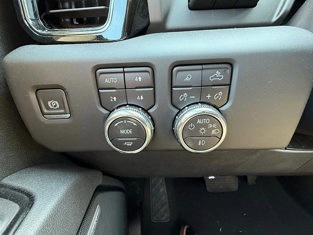 Used 2025 GMC Sierra 1500 AT4 w/ Technology Package AWD/4WD image 32