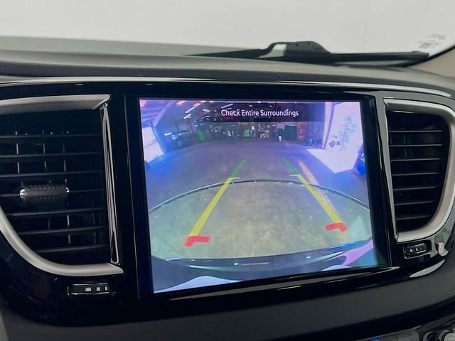 Used 2023 Chrysler Pacifica Touring-L image 14