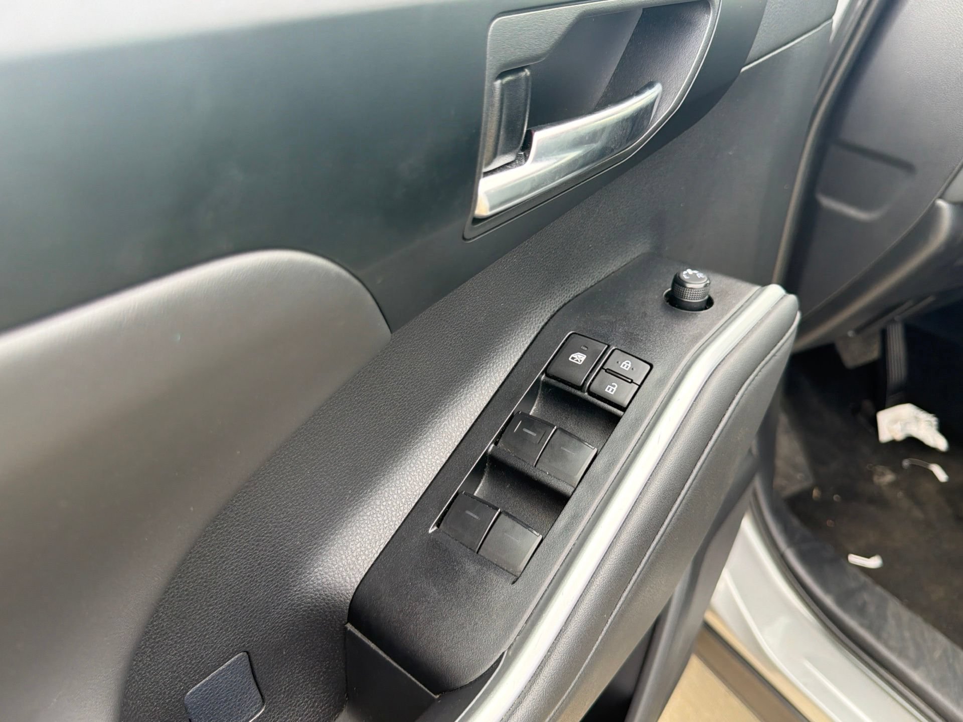 Used 2025 Toyota Highlander XLE FWD image 10