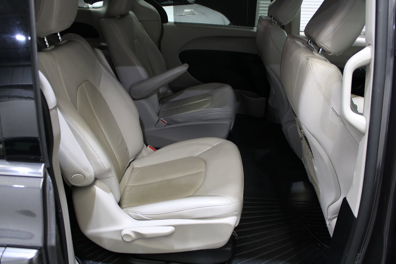 Used 2021 Chrysler Pacifica Touring-L FWD image 18