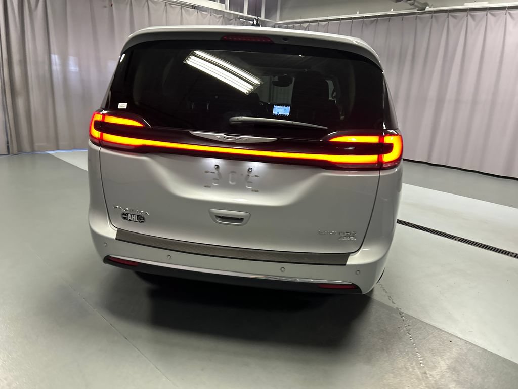 Used 2024 Chrysler Pacifica Limited AWD/4WD image 6