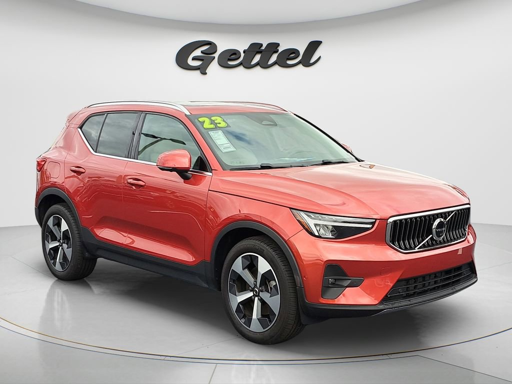 Used 2023 Volvo XC40 B5 Plus w/ Driver Assist Package image 2