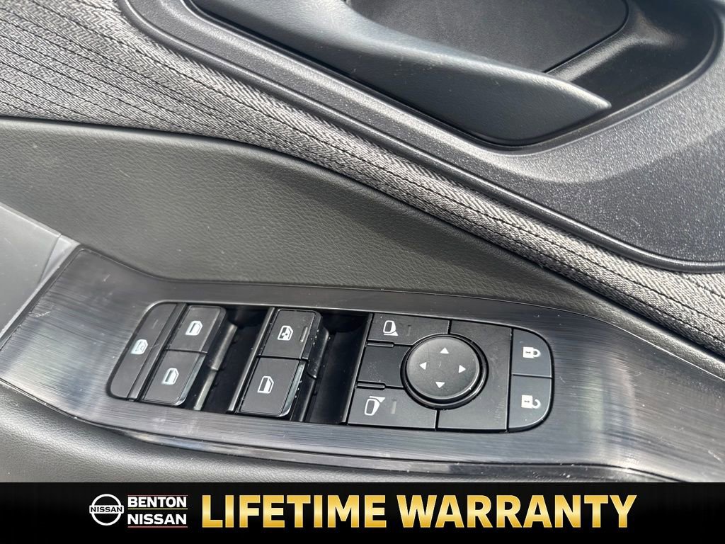 Used 2023 Nissan Rogue S image 12